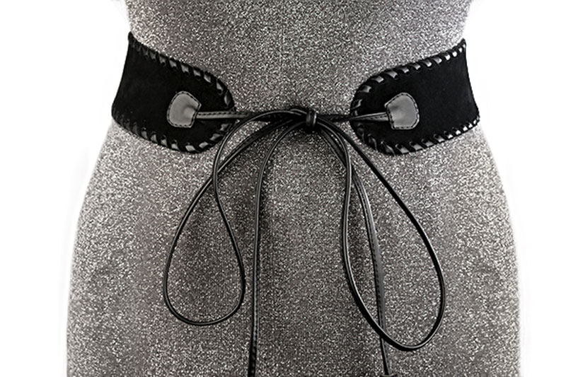 Matt black women's dress belt, matching pumps and bags. Made to measure. Profile view - Florence KOOIJMAN